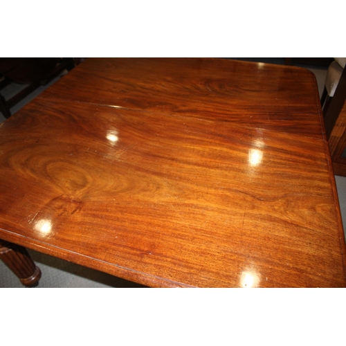 565 - An early 20th century walnut extending dining table with two extra leaves, on six reeded turned and ... 