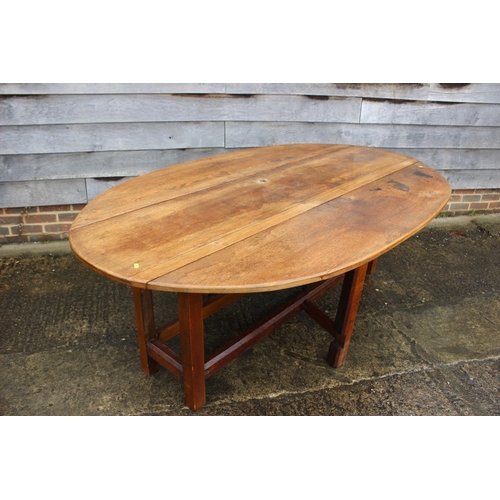 579 - An oak wake table of 17th century design with double gate and moulded supports, 84