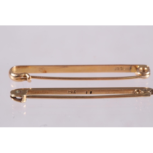 286 - A 15ct gold bar brooch, 2.7g, and a 9ct gold bar brooch, 2g