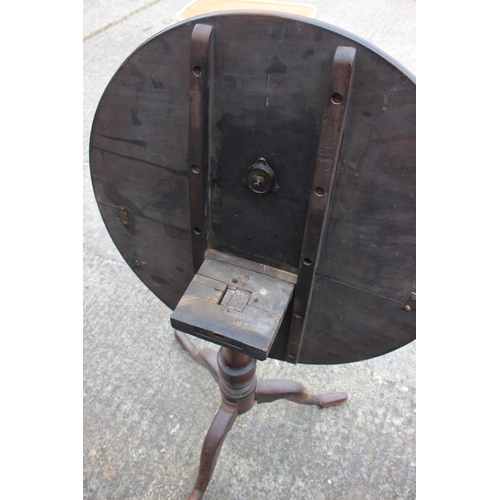 475 - A Georgian mahogany circular tilt top occasional table, on turned column and tripod splayed supports... 