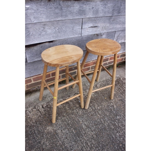 557 - A blue painted towel rail and a pair of beech stools with elm panel seats