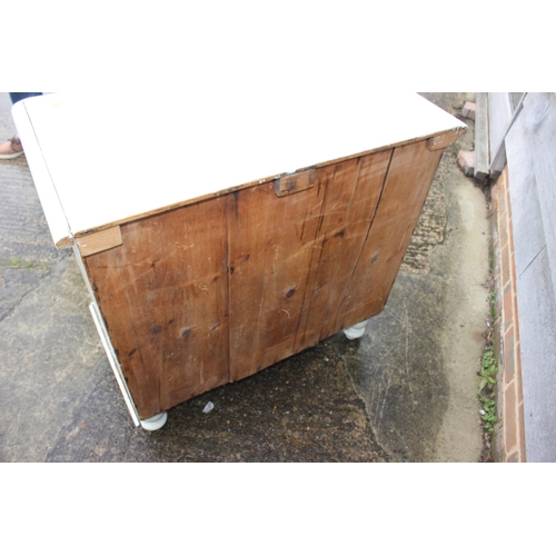 600 - A Victorian cream painted pine chest of two short and two long drawers, on turned supports, 33