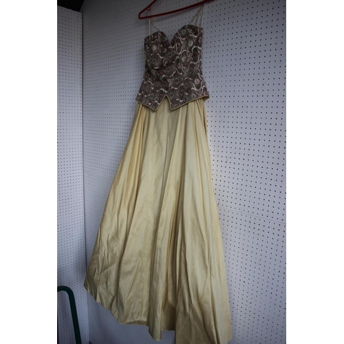 199 - A John Charles Eveningwear vintage gold-coloured full-length ball gown/prom dress with metallic embr... 