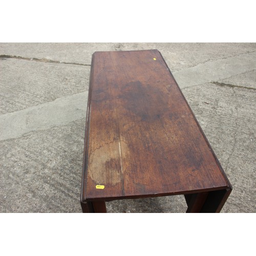 558 - A mahogany Pembroke table, on turned supports, 43