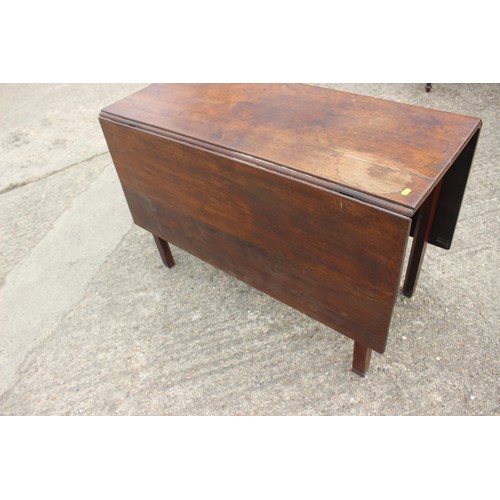 558 - A mahogany Pembroke table, on turned supports, 43