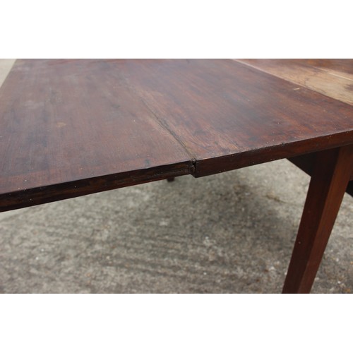 558 - A mahogany Pembroke table, on turned supports, 43