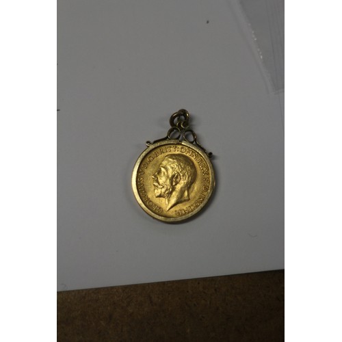 325 - A 1911 gold sovereign, in pendant mount