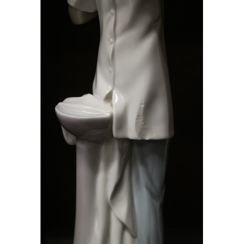 6 - A Lladro figure, 