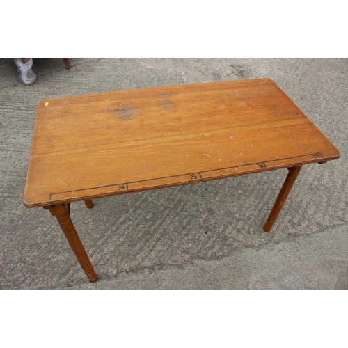 560 - A late 19th century maple folding table with 1-yard marking, on turned supports, 43