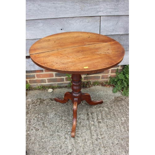 569 - A 19th century provincial mahogany circular tilt top occasional table, on tripod splay supports, 24