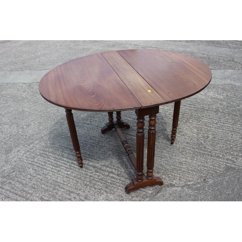 578 - A late 19th century walnut Sutherland tea table, on slender reeded supports