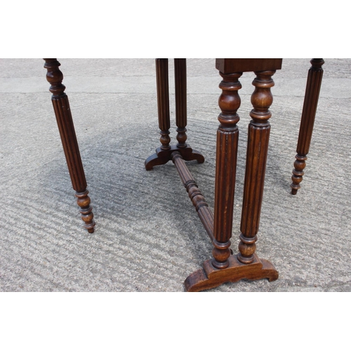 578 - A late 19th century walnut Sutherland tea table, on slender reeded supports