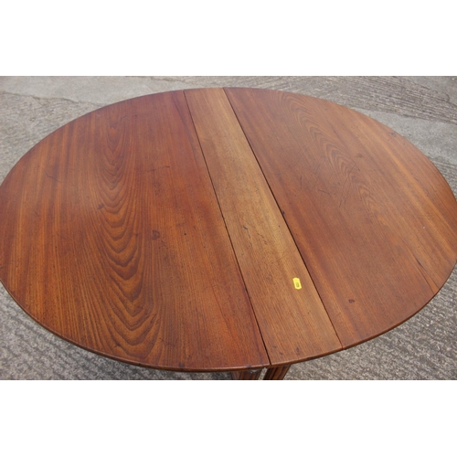 578 - A late 19th century walnut Sutherland tea table, on slender reeded supports