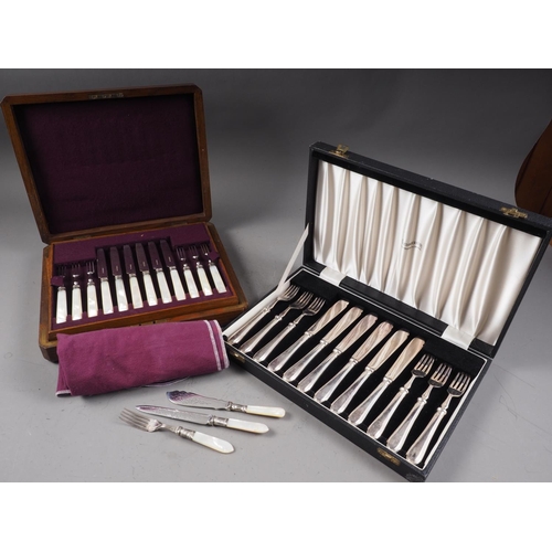 279 - A set of twelve silver plated and mother-of-pearl handled fruit knives and forks, in an oak canteen,... 