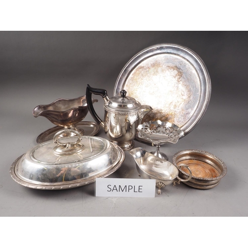 280 - A quantity of silver plate, including a sauce boat, on stand, an entree dish, two trays, a mustard p... 