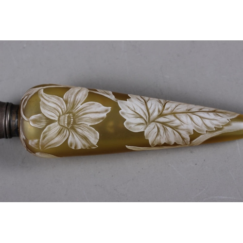 318 - A Victorian cameo glass spearpoint shaped and silver topped scent bottle with floral decoration, 5