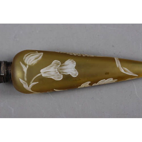 318 - A Victorian cameo glass spearpoint shaped and silver topped scent bottle with floral decoration, 5