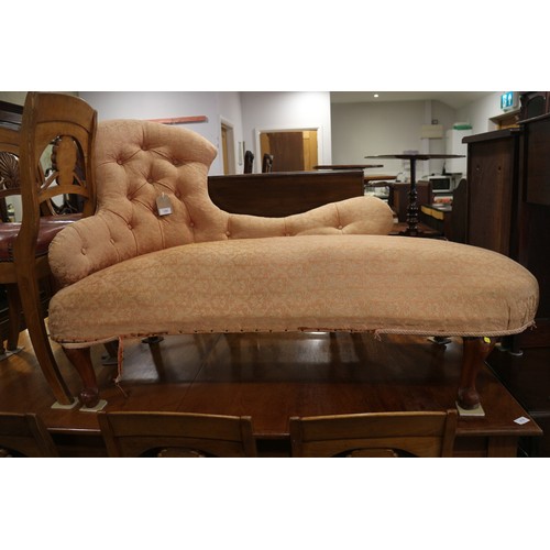 559 - A late 19th century shaped back chaise longue, button upholstered in a peach brocade, on cabriole su... 