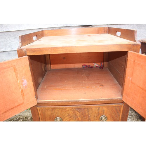 539 - A 19th century mahogany tray top washstand, fitted cupboard over single drawer, 21