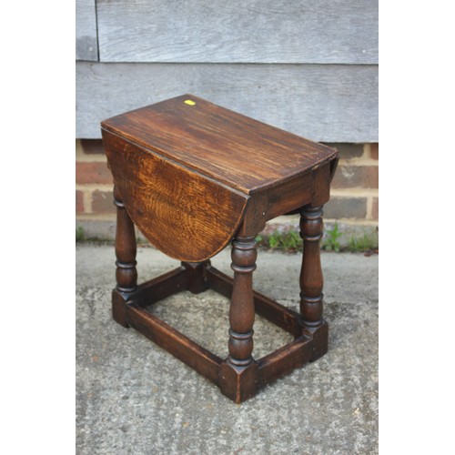 574 - An oak oval gateleg occasional table, 24