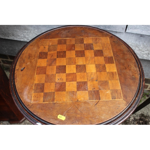 640 - An early 20th century bentwood games table with inlaid top, on tripod splay supports, 21