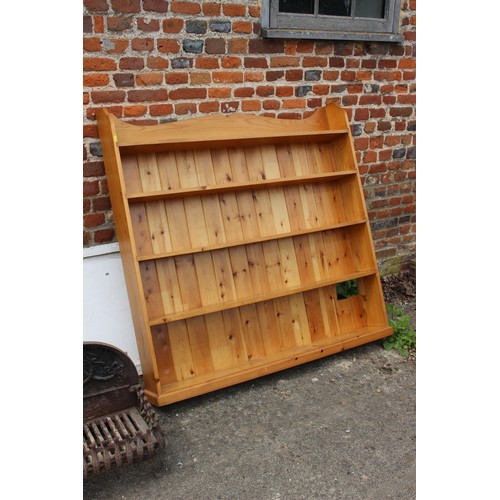 686 - A pine bookcase with three shelves, 48