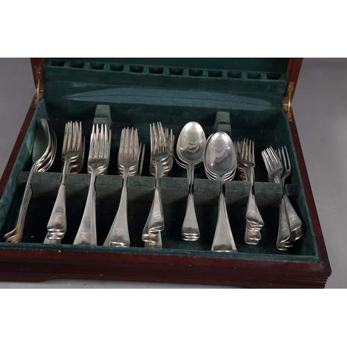 355 - A matched canteen of silver Old English pattern forks and spoons, 86oz troy approx