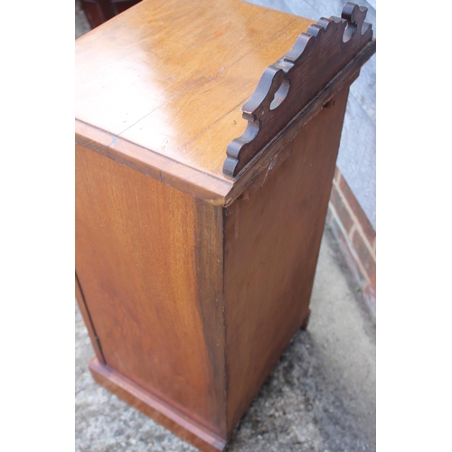 652 - An Edwardian walnut bedside cupboard with ledge back, 14