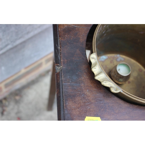 655 - A mahogany jardiniere stand with brass liner, 12