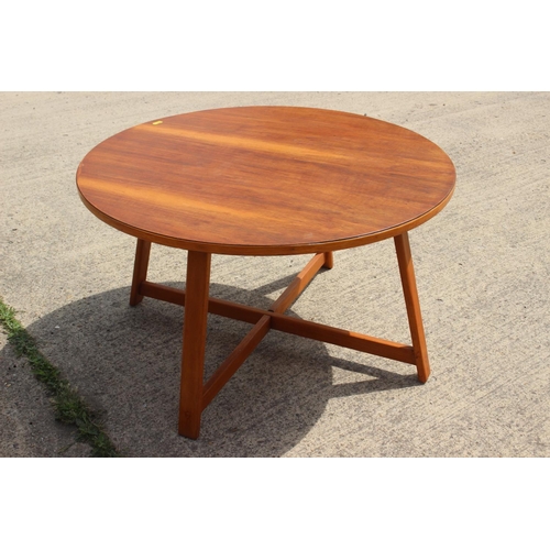 670 - A 1960s teak circular top occasional table, on splay supports, 30