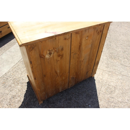 694 - A 19th century Continental waxed pine chest of four long drawers with brass handles, 38