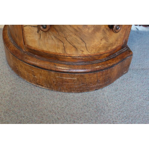 556 - A late 19th century figured walnut kidney-shaped double pedestal desk with tooled leather lined top,... 