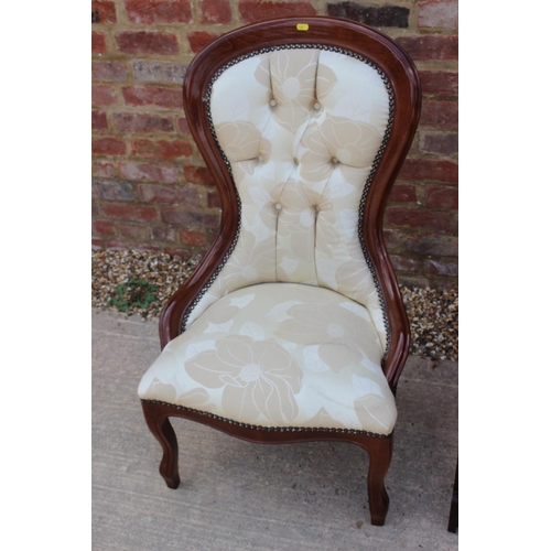 532 - A mahogany showframe low seat nursing chair, button upholstered in a floral fabric, on cabriole supp... 