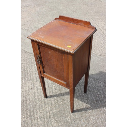 559 - A walnut chest of three long drawers with ring handles, on cabriole supports, 32