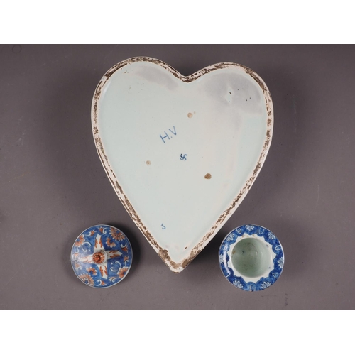 17 - A 19th century heart-shaped polychrome decorated Delftware inkwell, 8