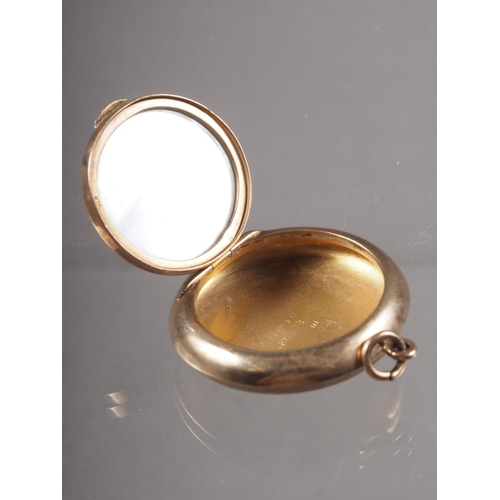 362 - A 9ct gold compact with mirrored lid, 11.6g gross