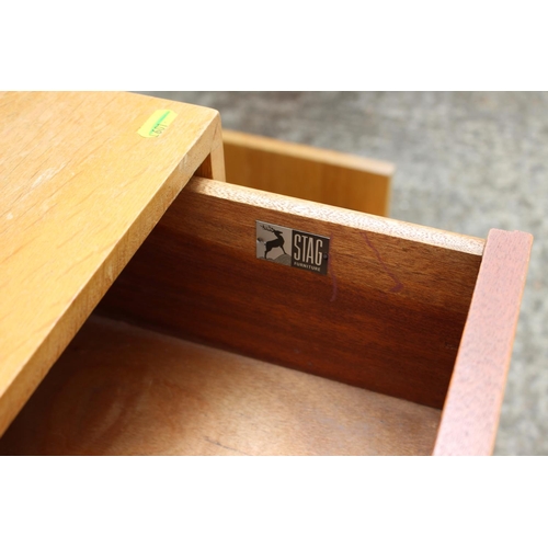 506 - A 1950s light oak dressing table, fitted three drawers and full length mirror, 34