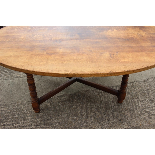 540 - An oak oval top dining table, on turned splay supports, 72