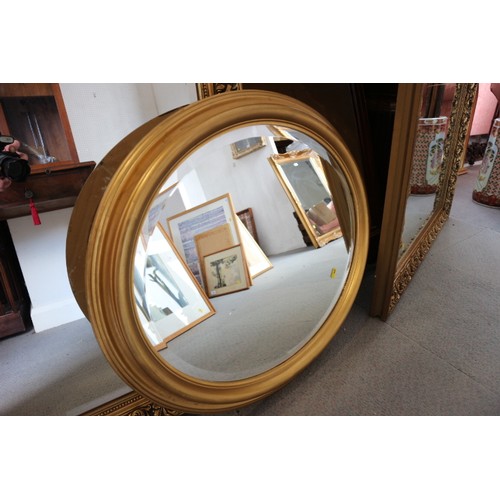 492 - An oval gilt framed wall mirror with bevelled plate, 24