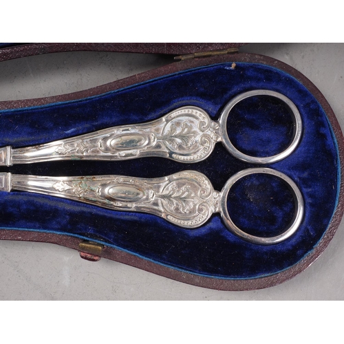 264 - A pair of silver plated grape scissors, in fitted case