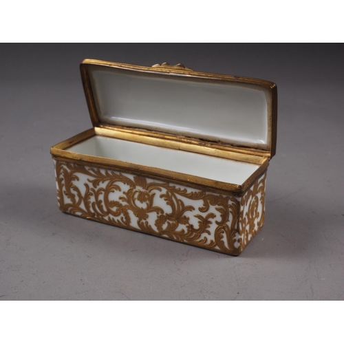 19 - A Meissen hinged box with gilt metal mounts, enamelled stage coach and gilt scrolled decoration, 3 3... 