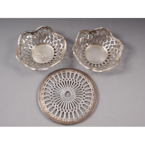 357 - A pair of silver bonbon dishes with pierced decoration, 2.5oz troy approx, and a silver mounted glas... 