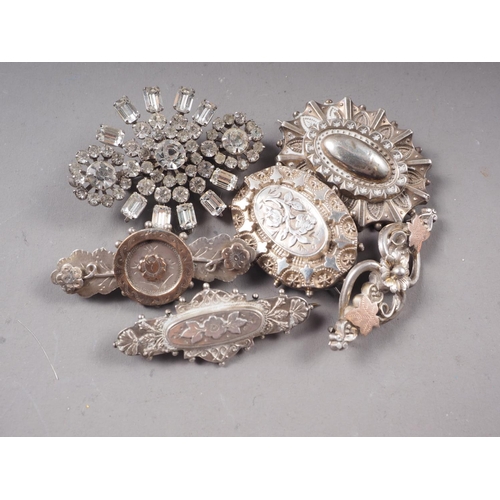 400 - A pair of silver cufflinks, decorated horses heads, five Victorian and later silver brooches and a p... 