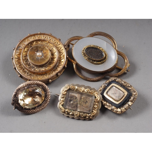 407 - A Victorian 15ct gold mourning brooch, set seed pearl, and four other similar yellow metal brooches