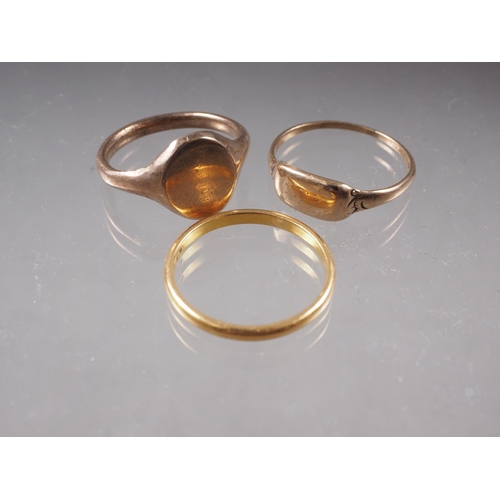 432 - A 22ct gold wedding band, size S, 2.7g, a 9ct gold signet ring, size S, 2g, and a yellow metal signe... 