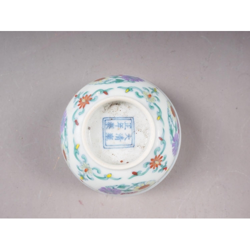 88 - A Chinese Wucai porcelain tea bowl with six-character mark to base, 2 3/4