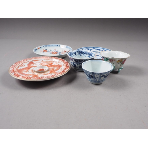 90 - Two Chinese Imari saucers, a Chinese saucer, decorated dragons, two Chinese blue and white porcelain... 