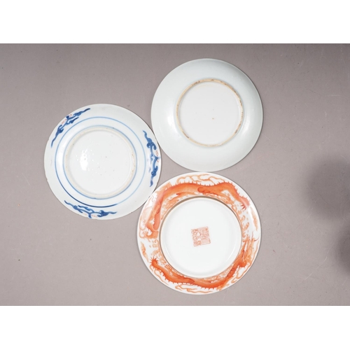 90 - Two Chinese Imari saucers, a Chinese saucer, decorated dragons, two Chinese blue and white porcelain... 