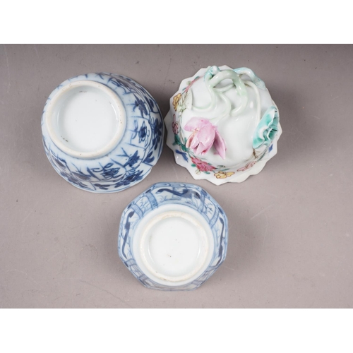 90 - Two Chinese Imari saucers, a Chinese saucer, decorated dragons, two Chinese blue and white porcelain... 