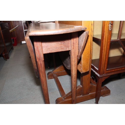 554 - A largely Georgian provincial oak and drop leaf dining table, fitted drawer, on pole turned supports... 